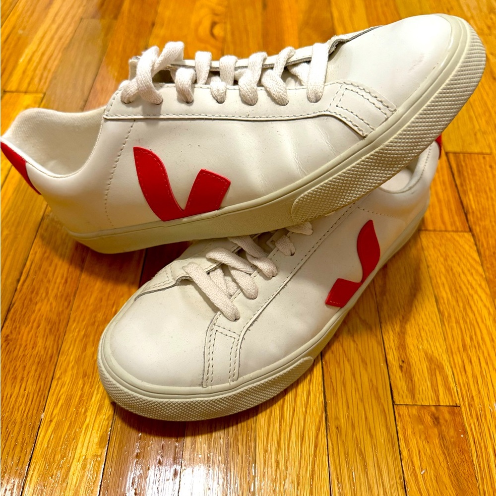 Veja Esplar Vegan leather with red accents size 38